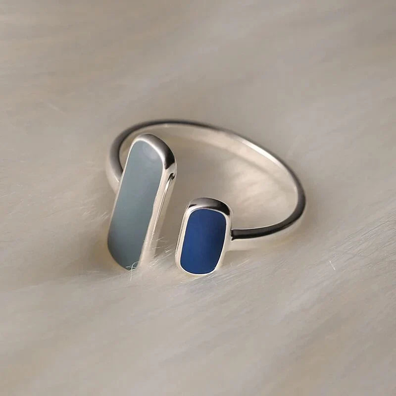 Zeitloser Vintage-Silberring mit strahlendem blauen Stein