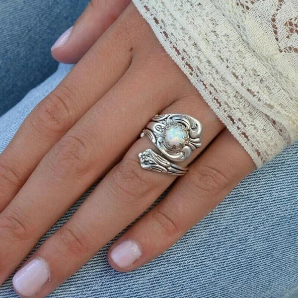 Eleganter verstellbarer Ring mit strahlendem weißen Opal-Löffel