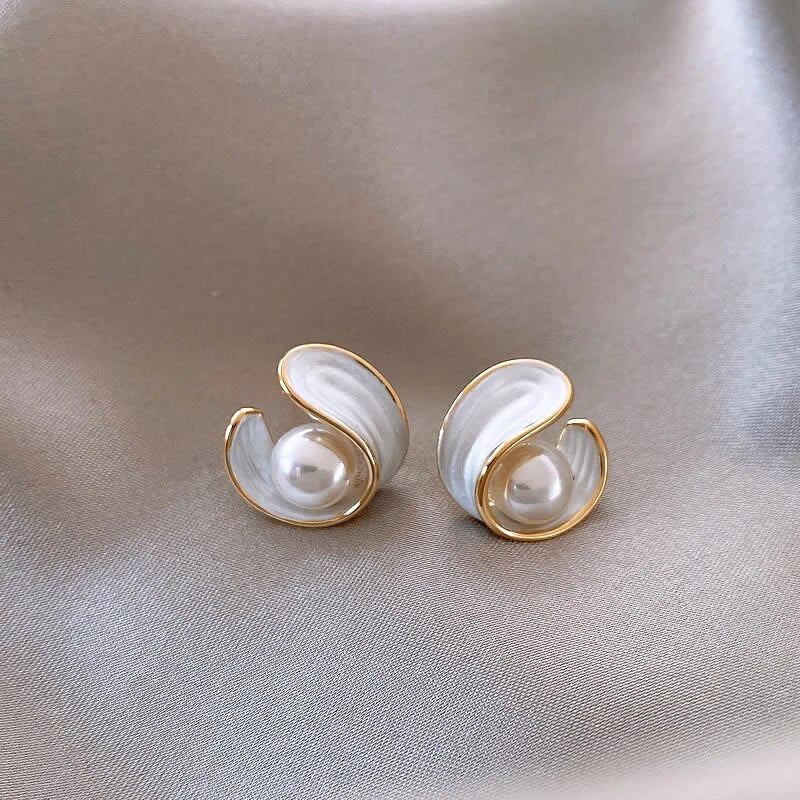 Elegante Goldohrringe mit strahlendem weißen Opal und edler Perle
