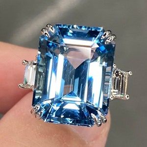 Eleganter Vintage-Ring mit strahlendem blauem Kristall aus kubischem Zirkonia