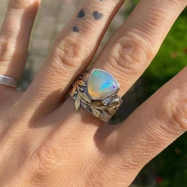 Eleganter Opalring im Blattdesign