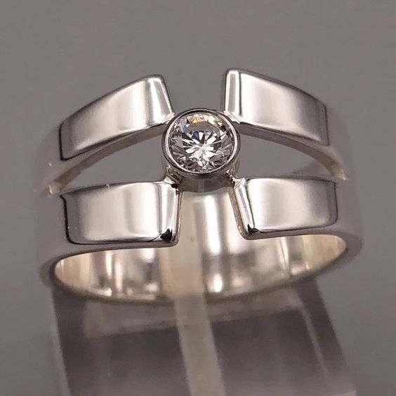 Eleganter Silberring mit funkelnden Zirkonia-Steinen