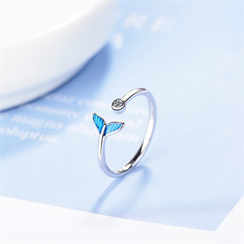 Eleganter Silberring mit Walflossen-Motiv und funkelnden Zirkonia-Steinen