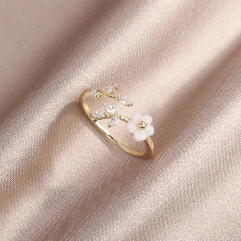 Eleganter verstellbarer Wildflower-Ring in strahlendem Gold
