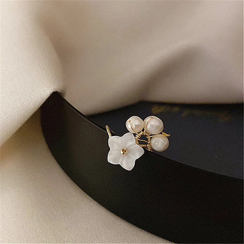 Eleganter Goldring mit verstellbaren Perlenblüten für einen bezaubernden Look