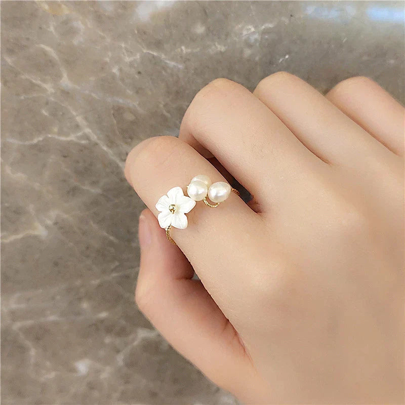 Eleganter Goldring mit verstellbaren Perlenblüten für einen bezaubernden Look