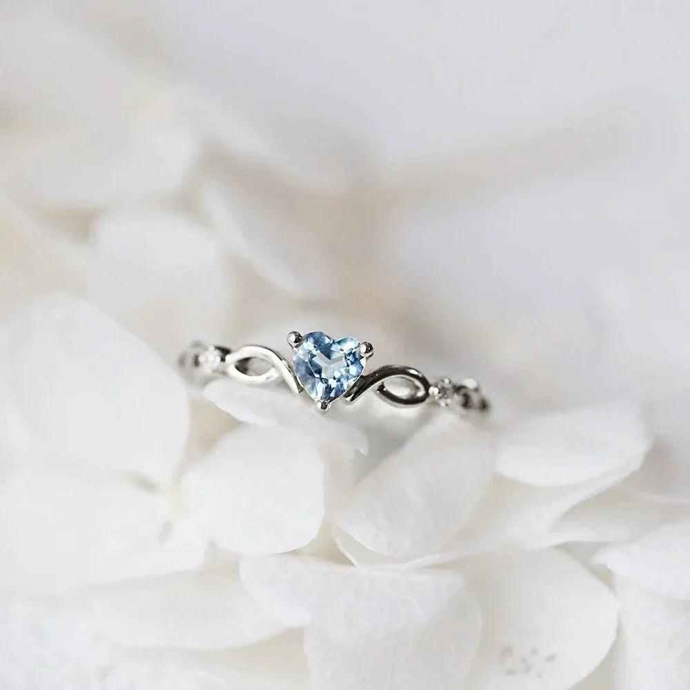 Herzring aus Sterlingsilber mit strahlendem blauen Zirkonia