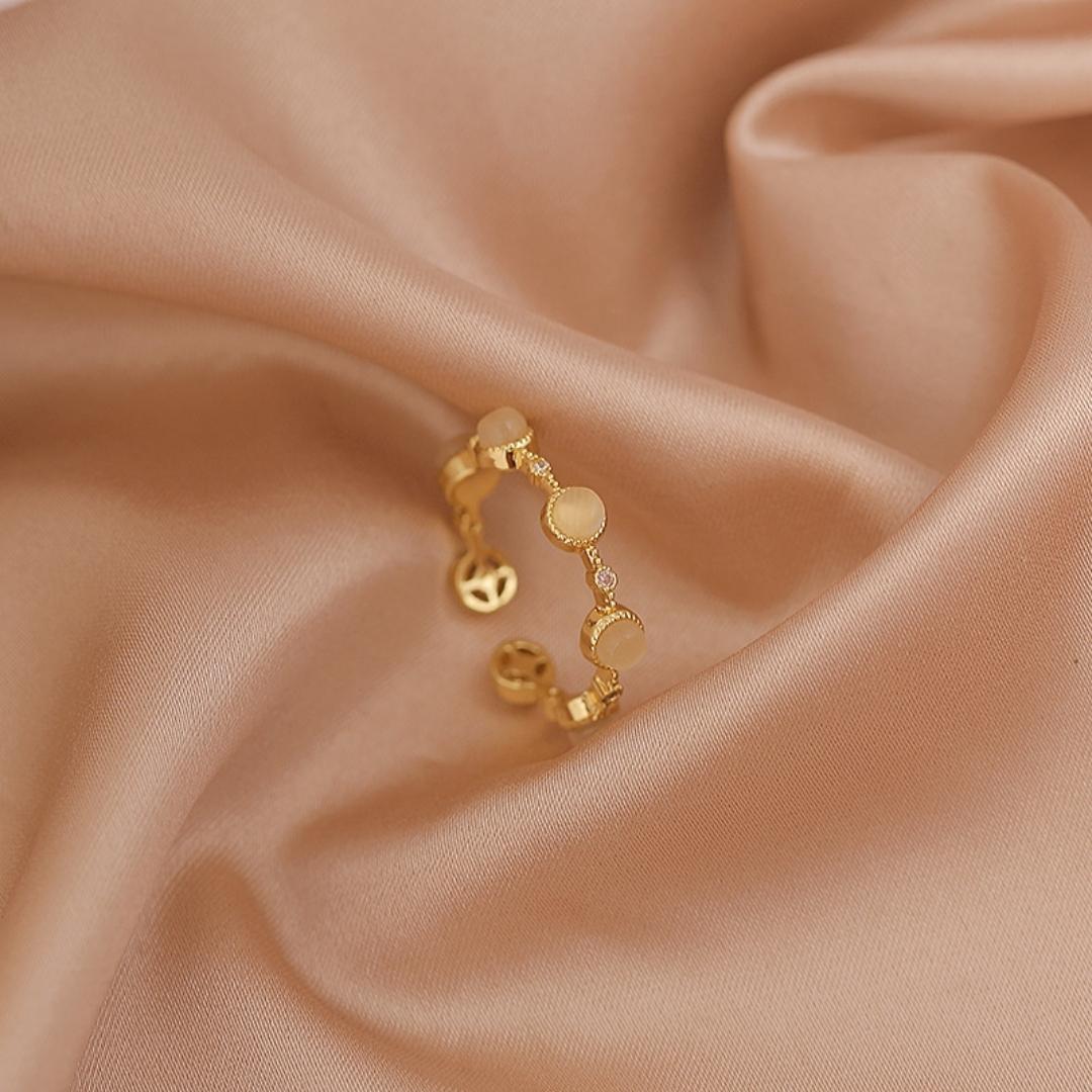 Eleganter verstellbarer Oculus Ring mit funkelnden weißen Steinen in edlem Gold