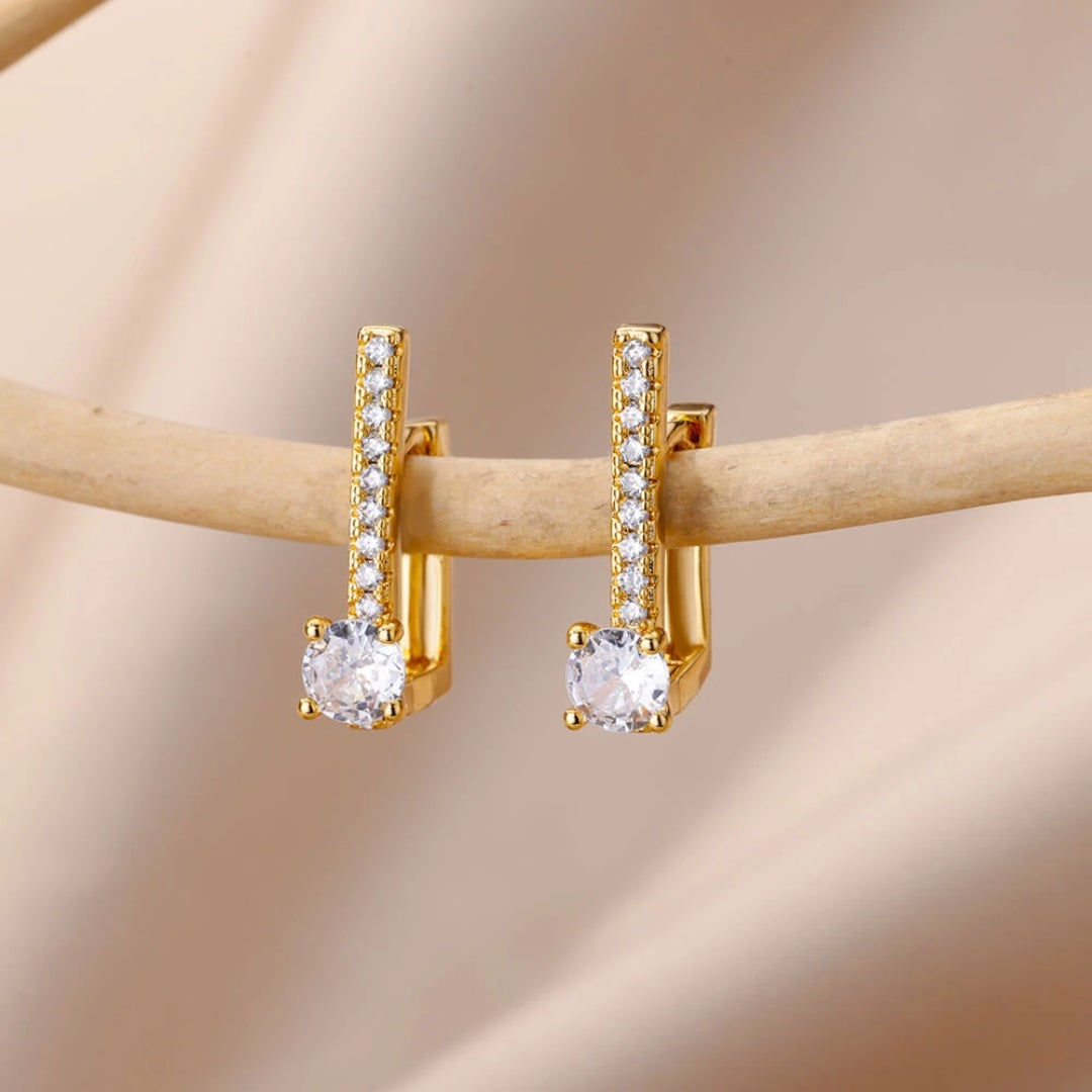 Elegante vergoldete Ohrringe mit funkelndem Zirkonia