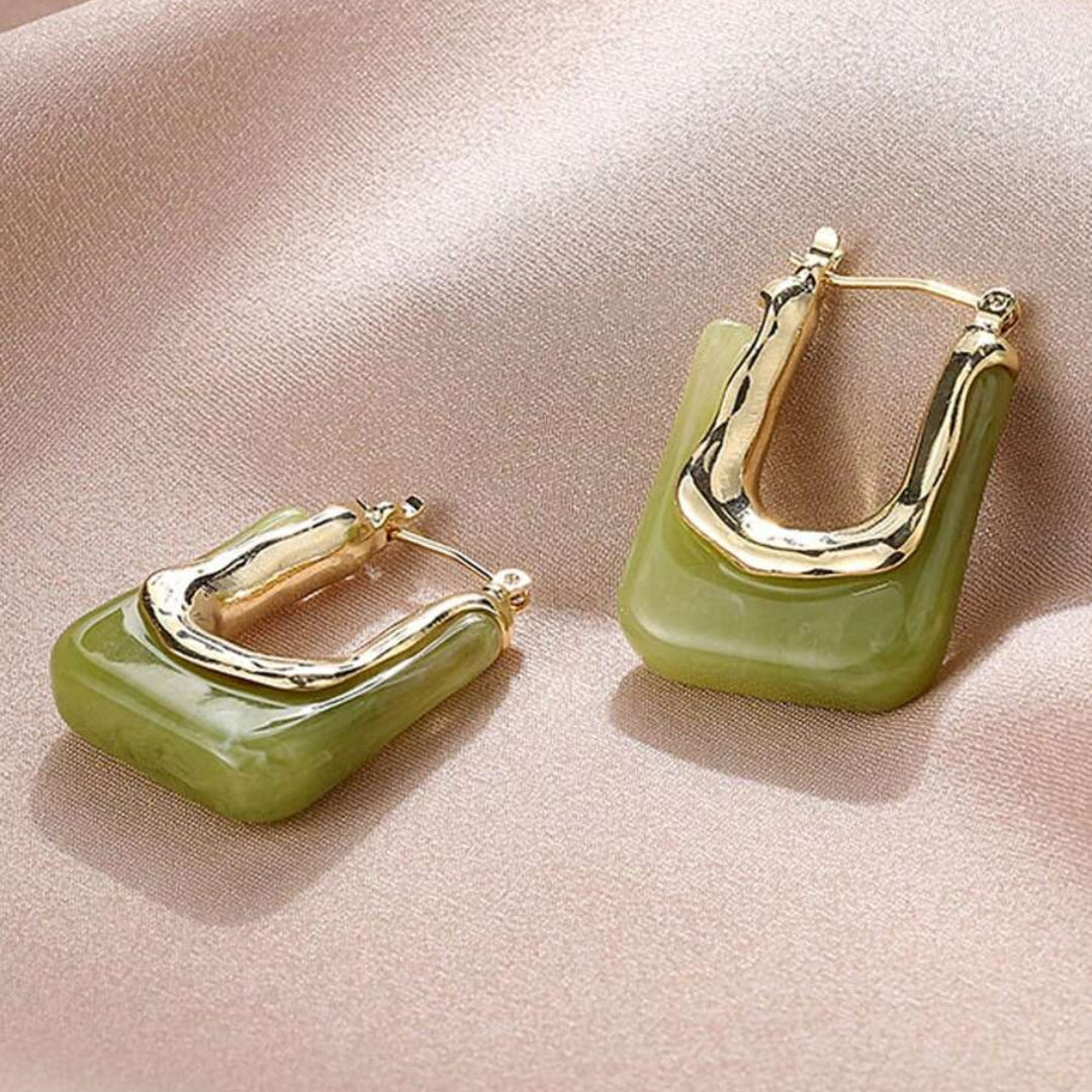 Elegante Vintage-Ohrringe in Gold mit strahlender grüner Emaille