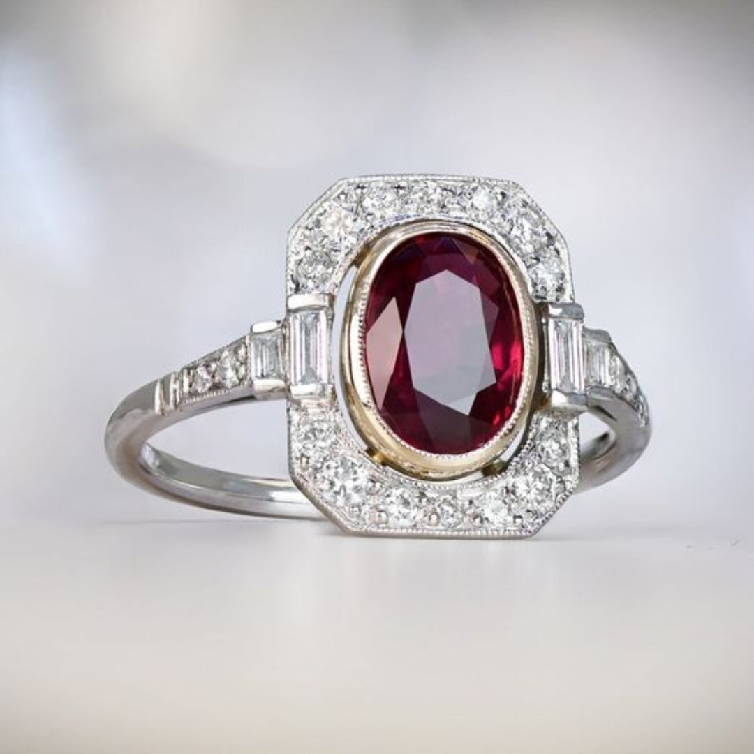 Eleganter Vintage-Silberring mit funkelnden roten Zirkonia