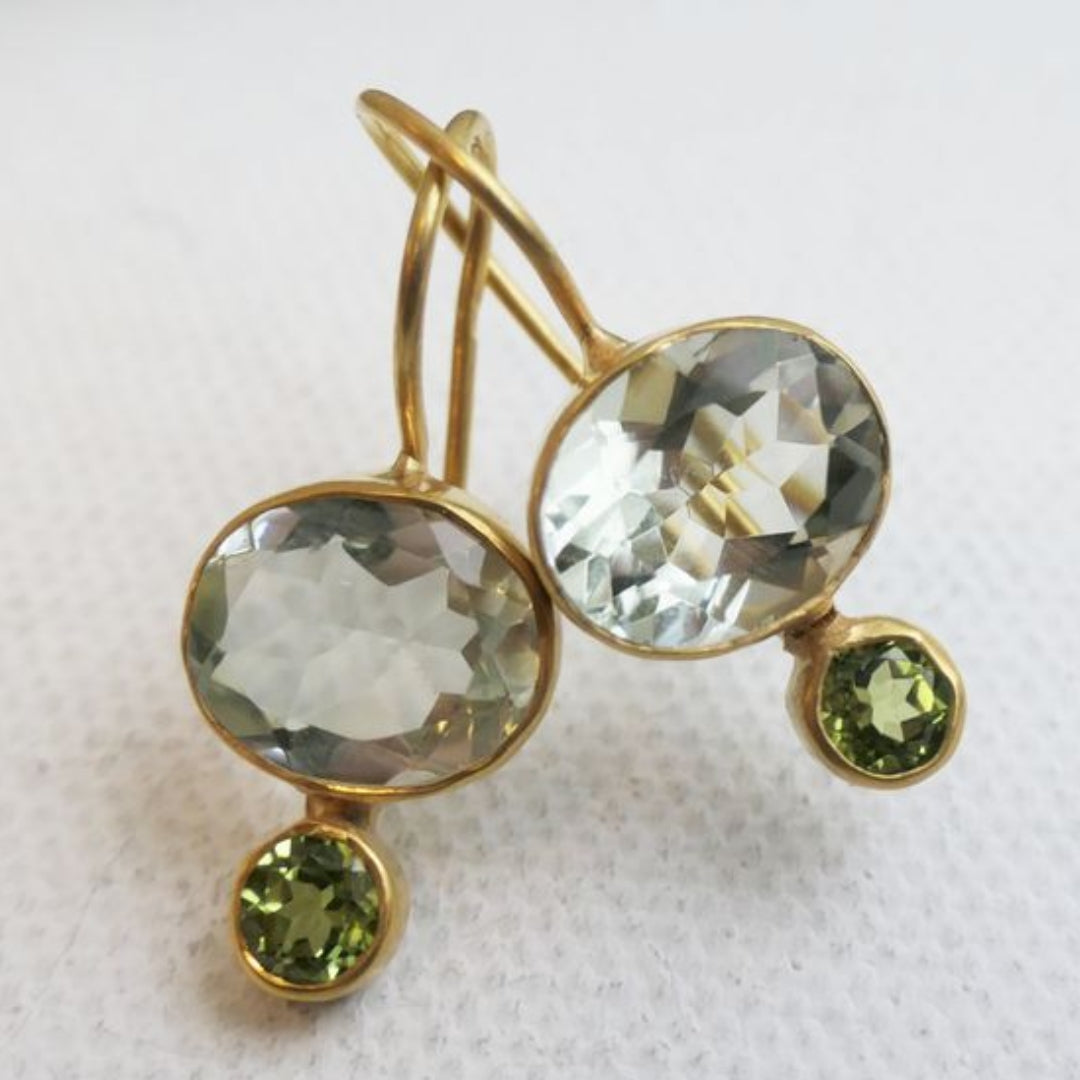 Elegante Vintage-Ohrringe mit funkelndem grünen Kristall und luxuriöser Goldfassung