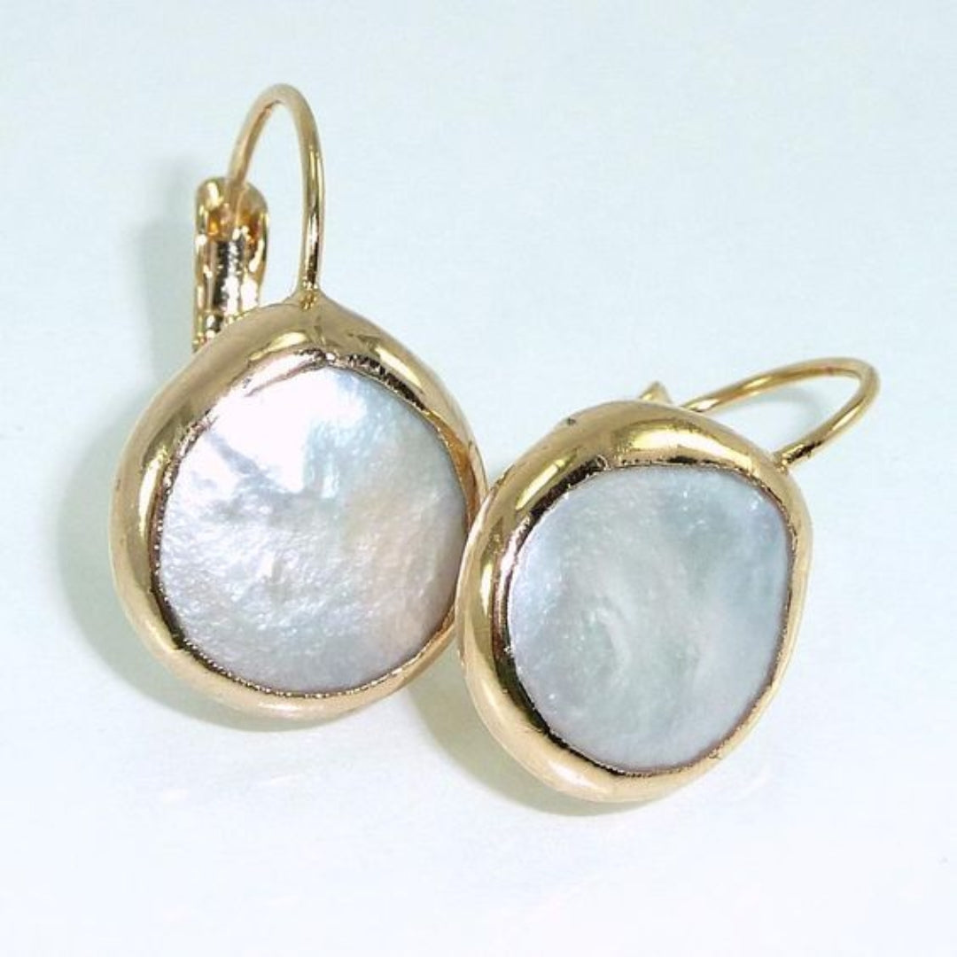 Elegante Vintage-Ohrringe aus weißer Keramik mit Goldakzenten