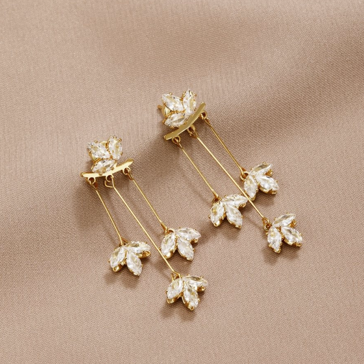 Elegante Goldohrringe mit funkelnden Kristallblättern