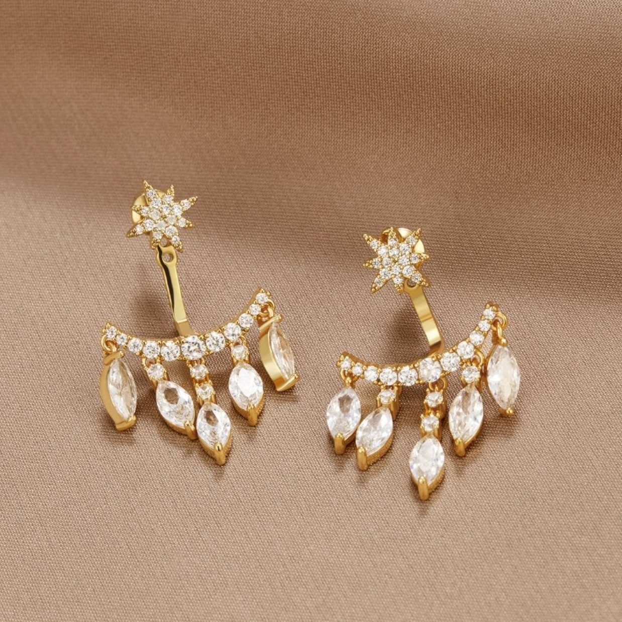 Elegante Goldohrringe mit funkelnden Kristallen