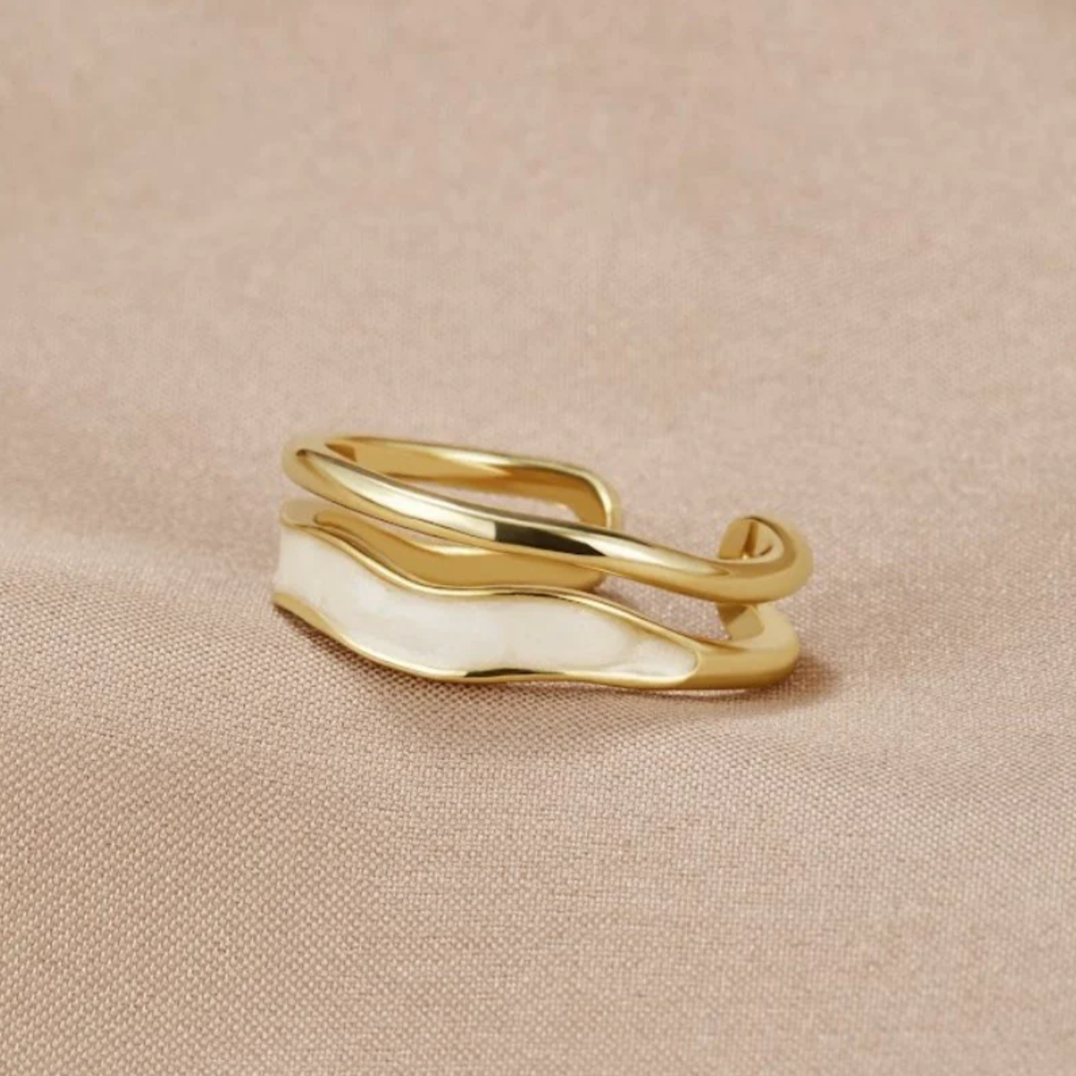 Stilvoller Goldring mit feiner weißer Emaille