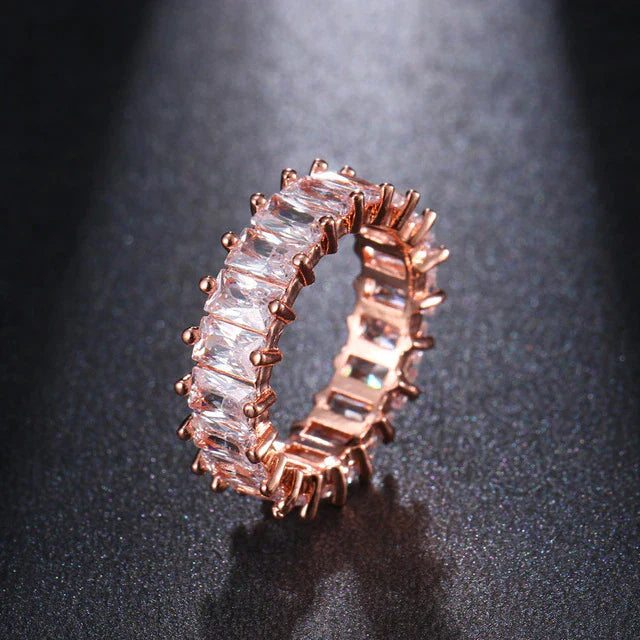 Eleganter Zirkonia-Ring in edlem Gold und Silber