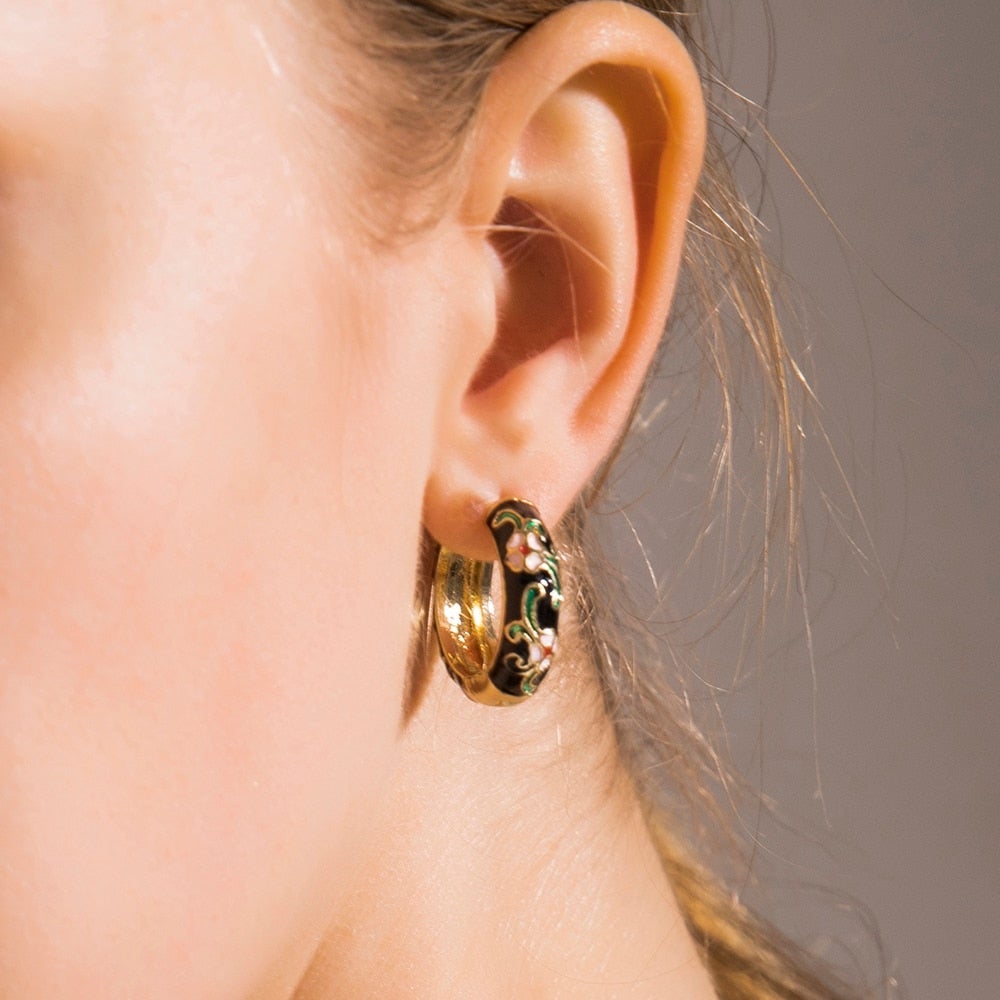Elegante Blumenschmuck-Ohrringe für einen Hauch von Glamour
