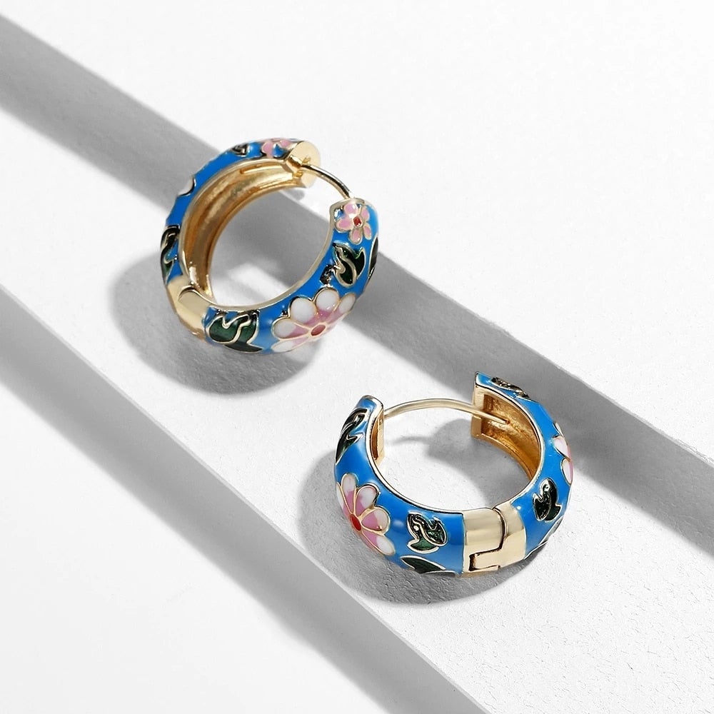 Elegante Blumenschmuck-Ohrringe für einen Hauch von Glamour