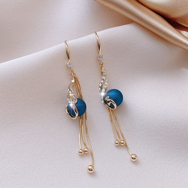 Elegante Festtagsohrringe mit stilvollen blauen Perlen
