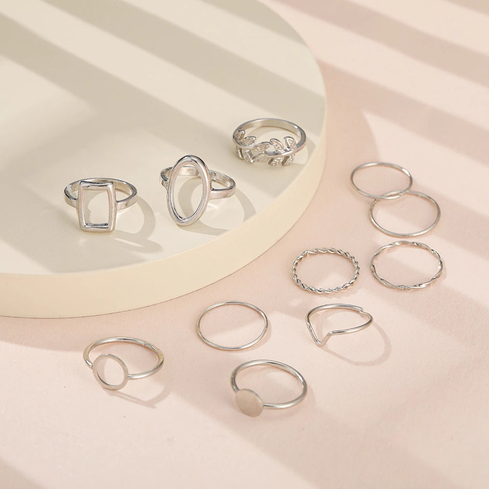 Elegantes Set aus 11 silbernen Ringen