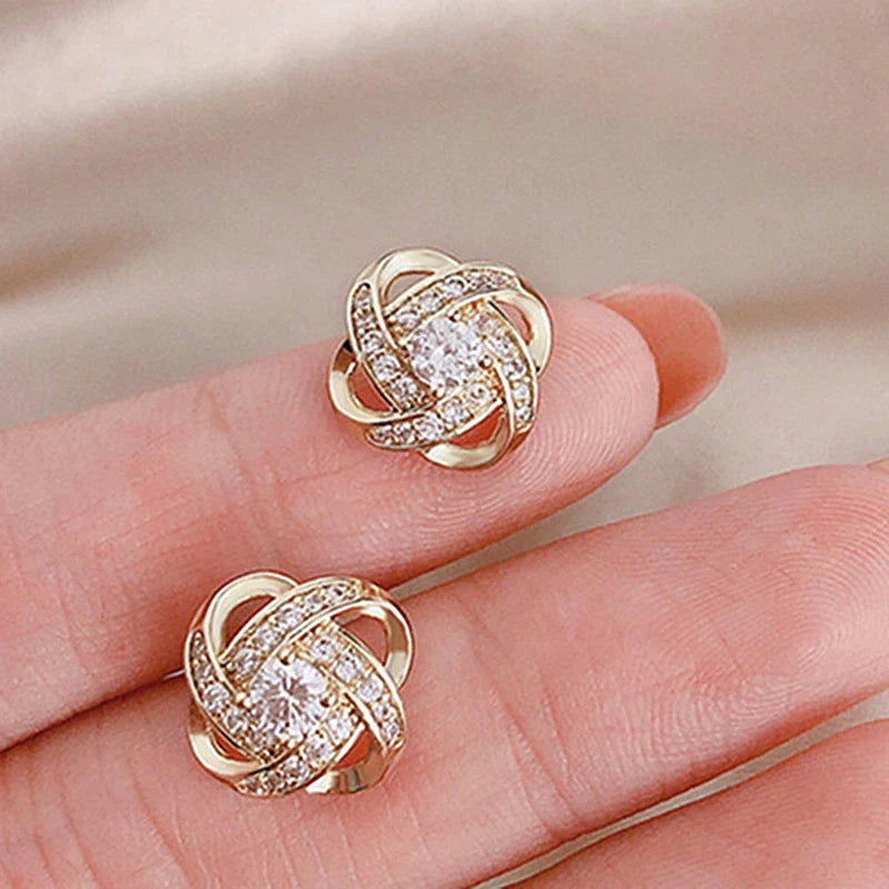 Blühende Spiral-Kreuzohrringe für einen eleganten Look