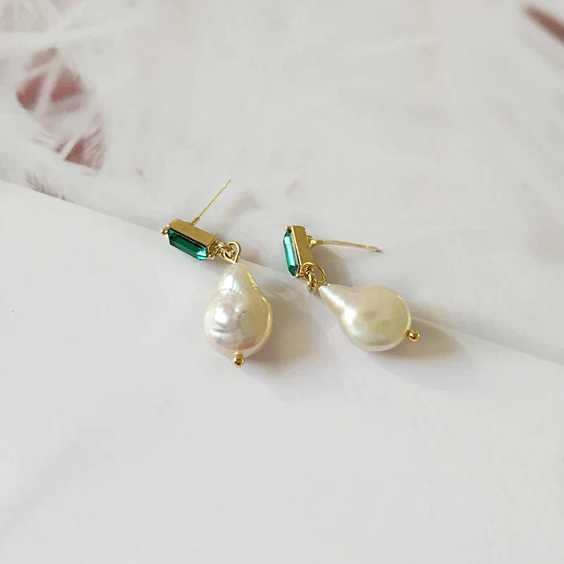 Elegante goldene Ohrringe mit funkelnden Perlen und edlen grünen Zirkonia