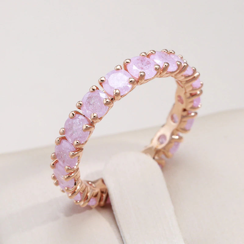 Eleganter Goldring mit funkelndem Rundstein