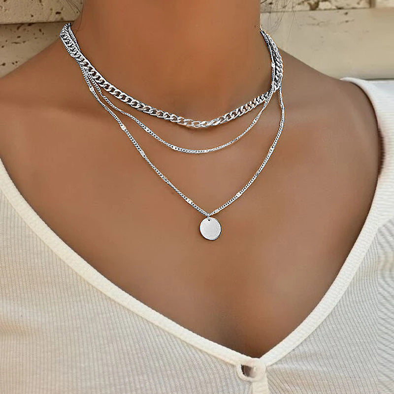 Elegante Halskette aus vergoldetem und versilbertem Schmuckdesign