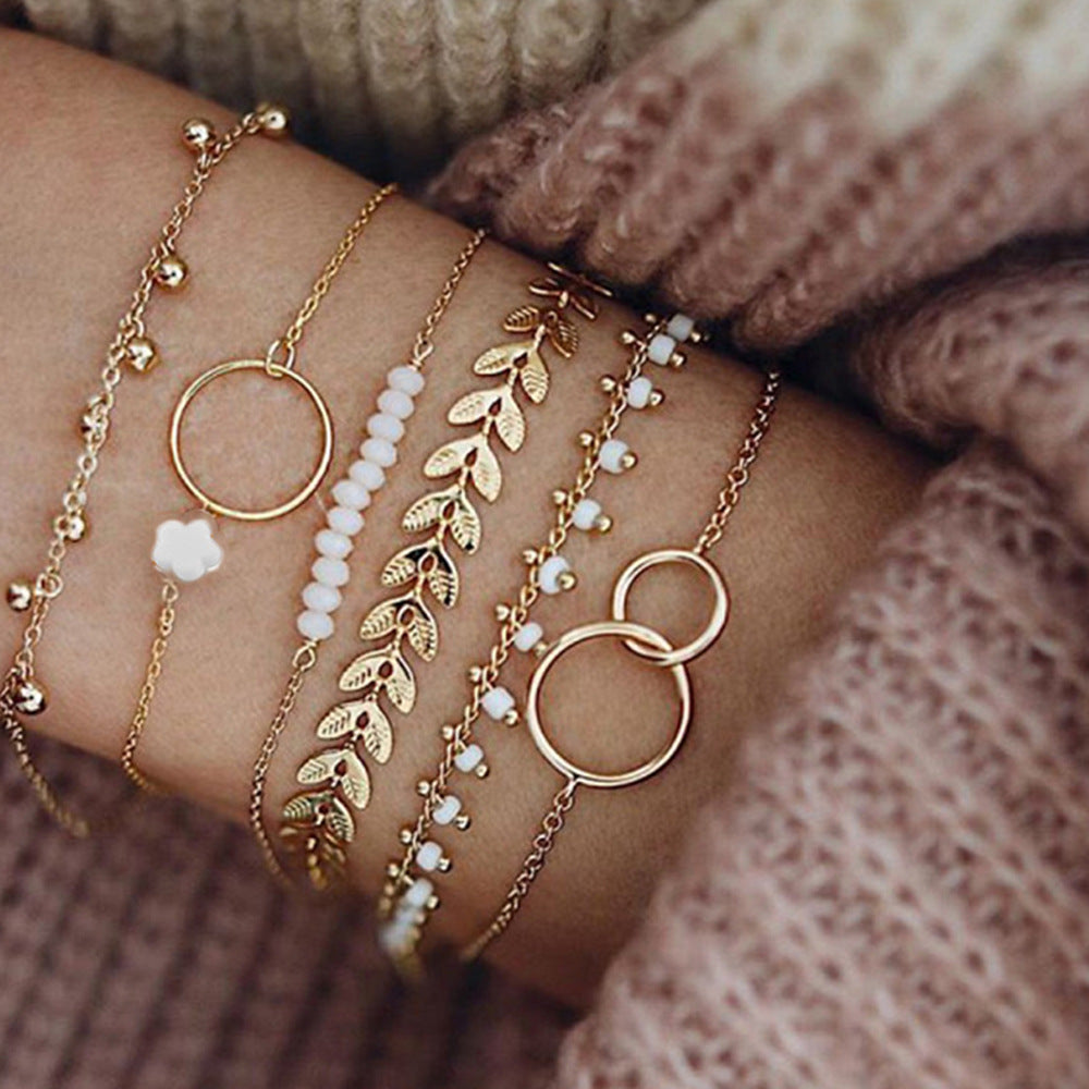 Set aus eleganten Boho-Goldarmbändern