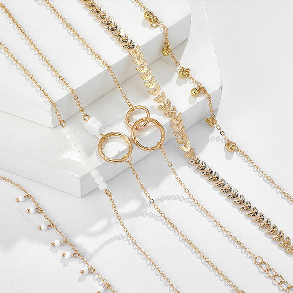 Set aus eleganten Boho-Goldarmbändern