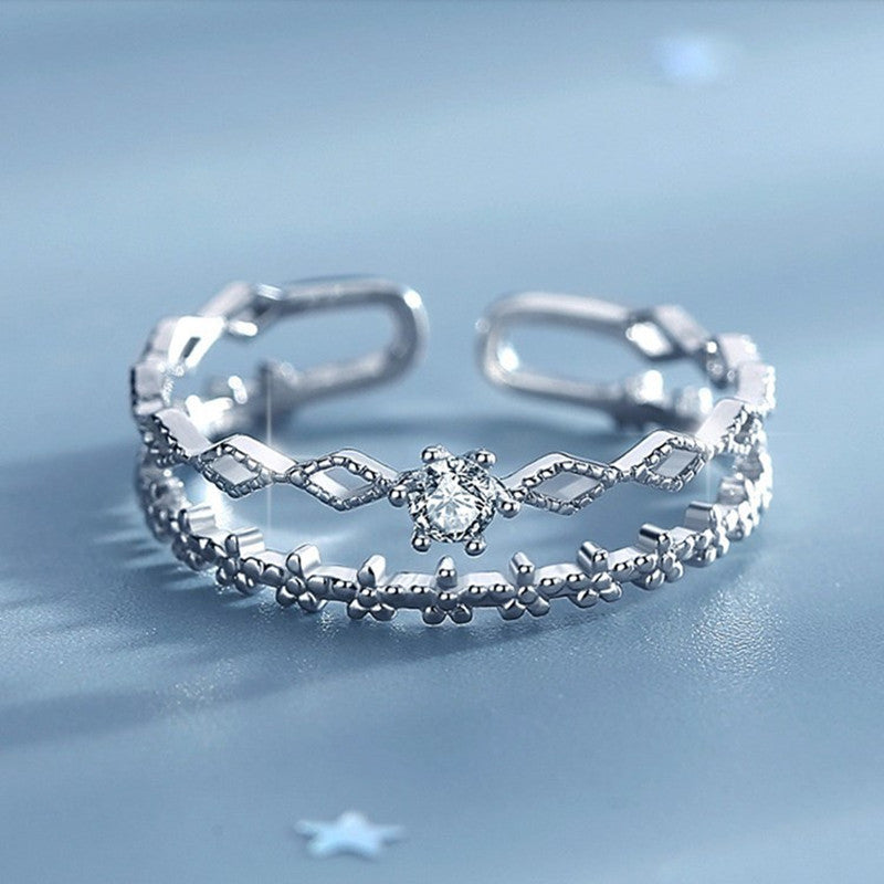Eleganter verstellbarer Ring aus funkelndem Zirkonia in Silber