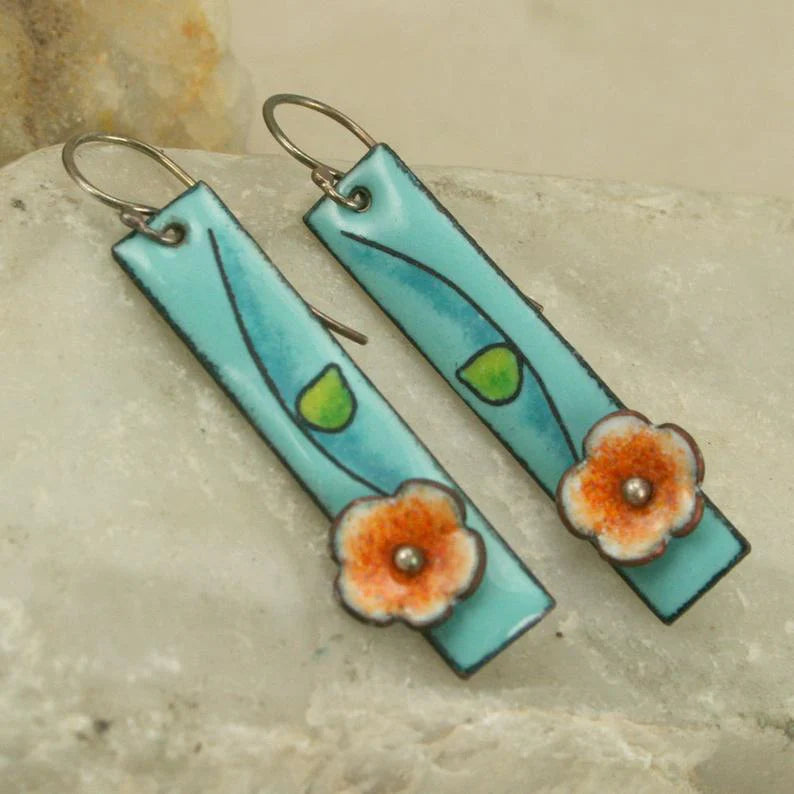 Blütenzauber: Elegante Ohrringe aus feinem Blumenemail