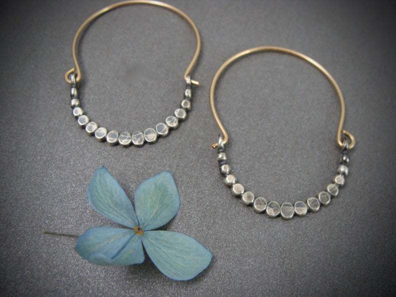 Handgefertigte Boho-Ohrringe aus luftigem kubischen Silberdesign