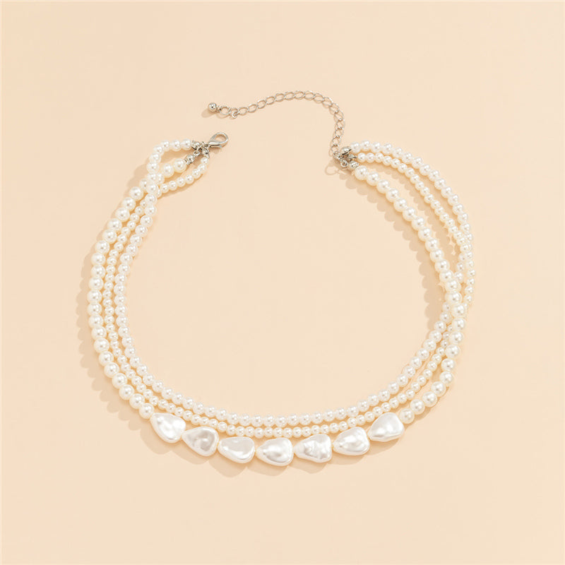 Elegante Goldkette mit weißen Steinen und traumhaften Perlen