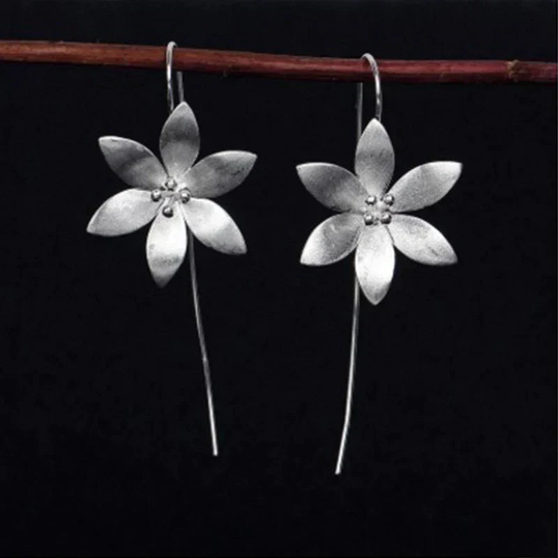 Elegante Boho-Blumen-Ohrringe mit versilbertem Finish