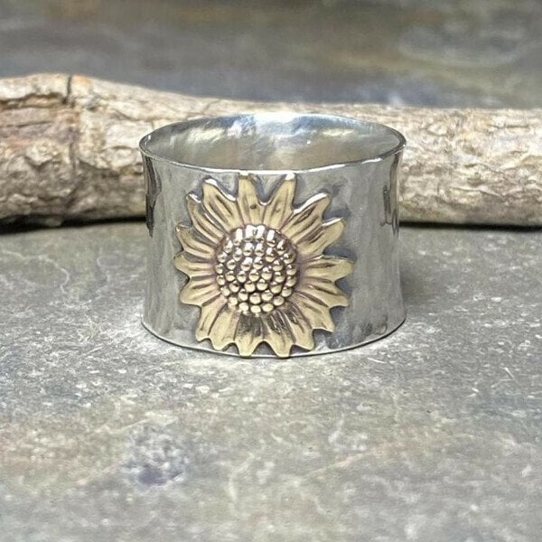 Eleganter goldener Sonnenblumen-Breitring