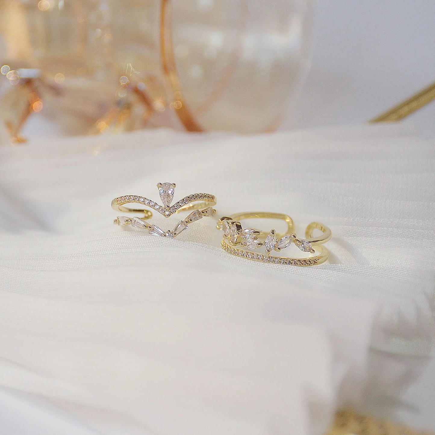 Eleganter Goldring mit verstellbarem Zirkonia-Design