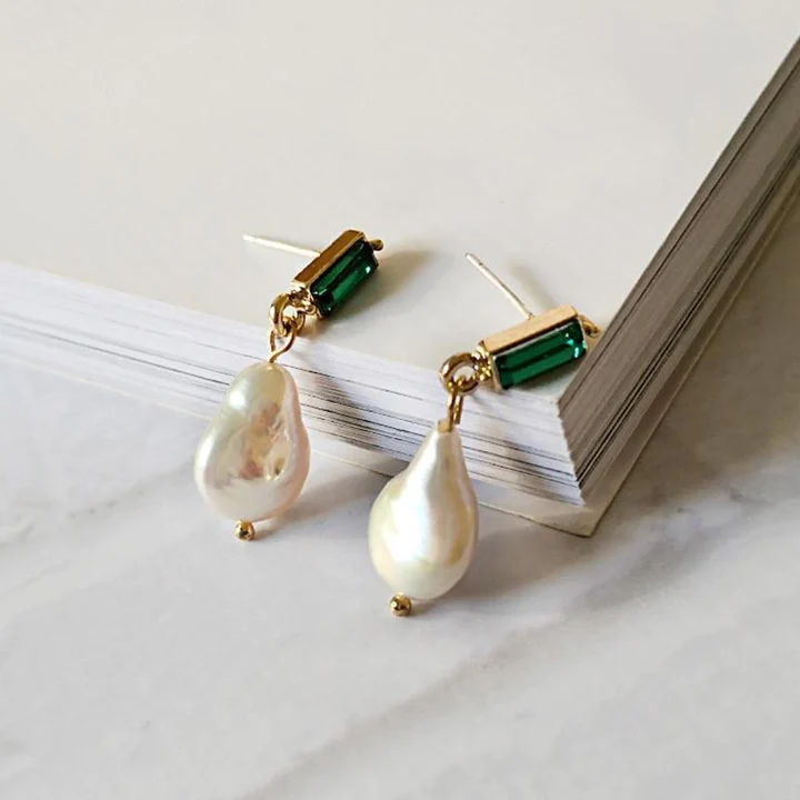 Elegante Goldohrringe mit funkelnden Smaragden und zarten Perlen
