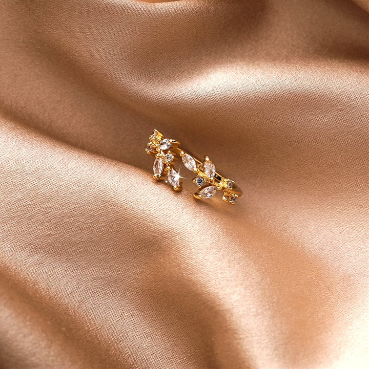 Eleganter verstellbarer Ring mit funkelnden kristallinen Blättern in edlem Goldton