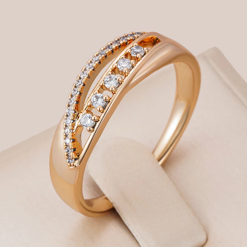 Eleganter Goldring mit funkelndem Zirkonia-Besatz
