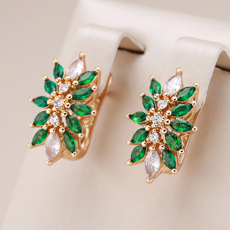 Fascinating earrings with green and white crystal, surrounded by elegant gold