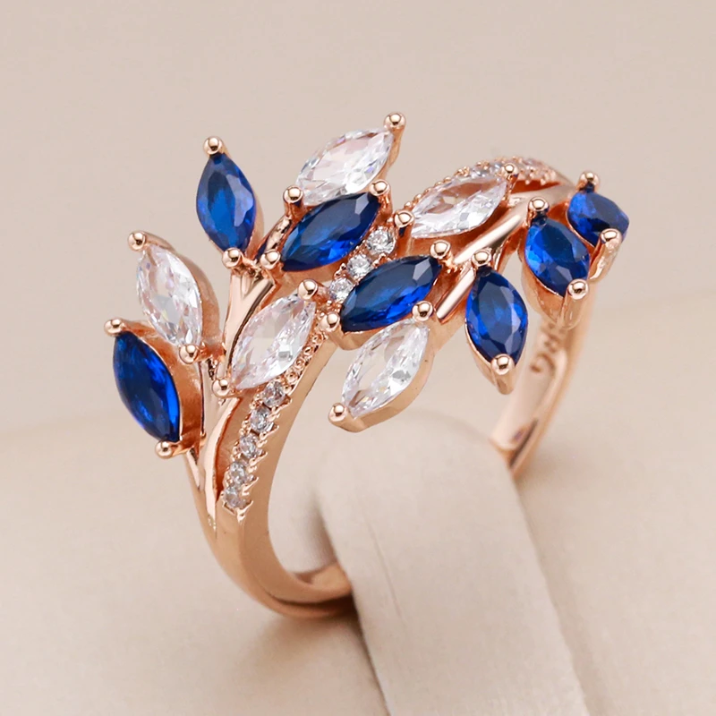 Stilvoller Ring mit einem strahlenden blauen Kristall