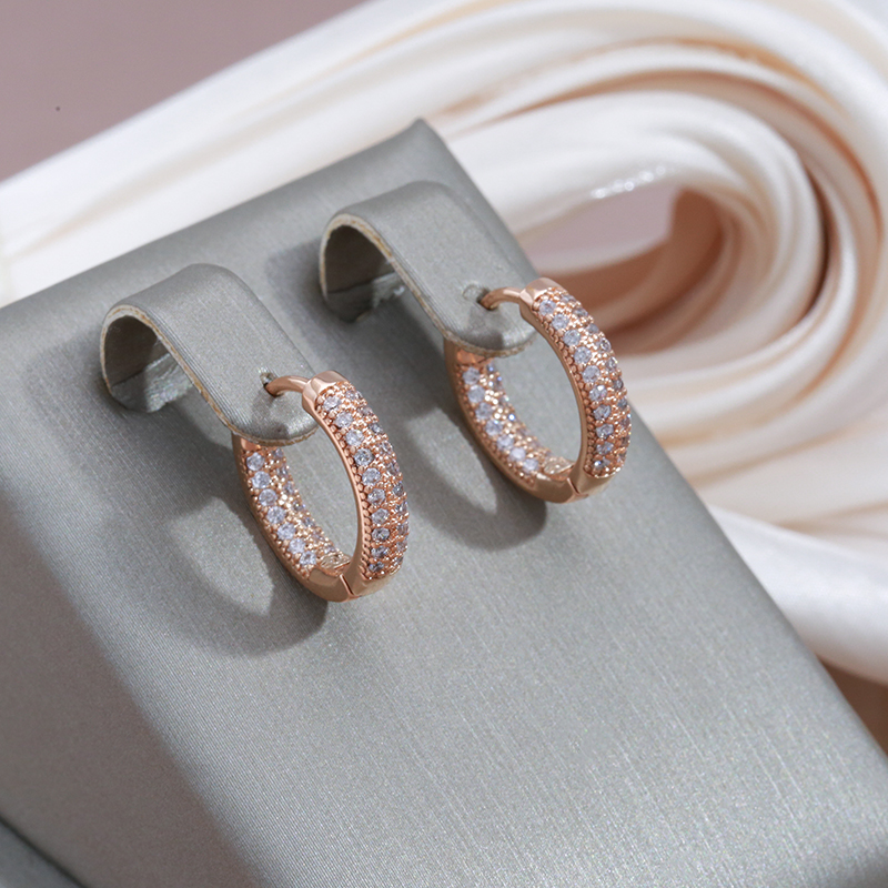 Strahlende, elegante Ohrringe aus hochwertigem Gold mit funkelnden Zirkonia-Steinen