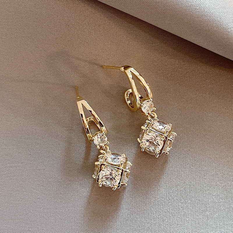 Fascinating gold earrings with sparkling zirconia