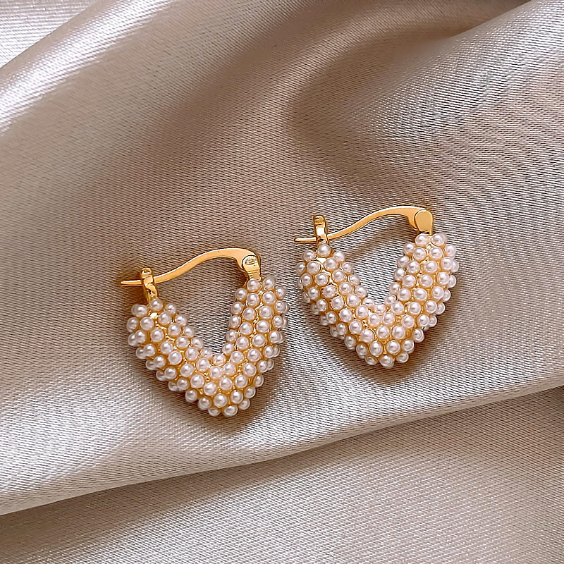 Elegante Ohrringe mit goldverzierten Perlenherzen