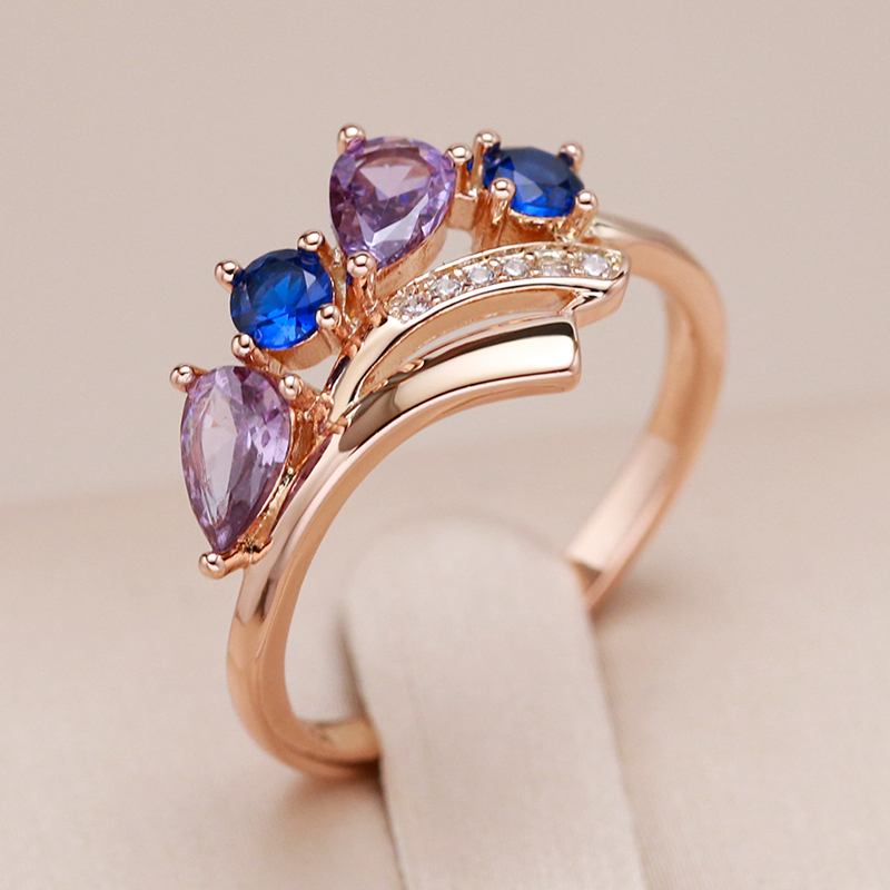 Stylischer Ring mit funkelnden goldfarbenen Kristallen