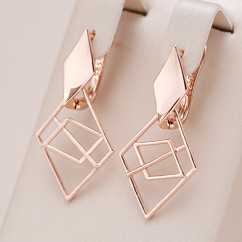 Stilvolle geometrische Ohrringe im eleganten Gold-Design