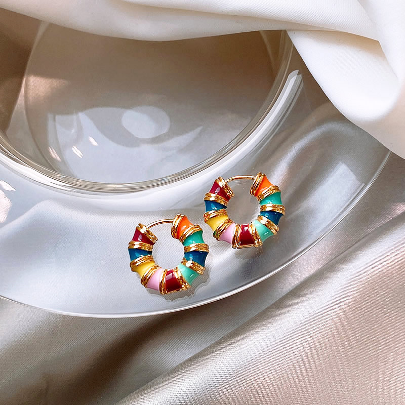 Stylische Ohrringe mit buntem Emaille-Design