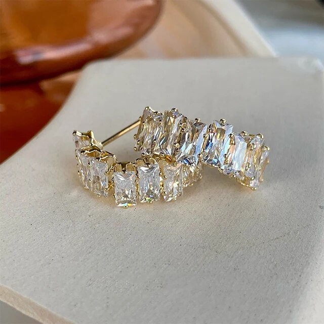 Stylische weiße Zirkonia-Ohrstecker für einen Hauch von Eleganz